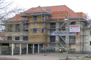 Grundschule  mit Ger&uuml;st