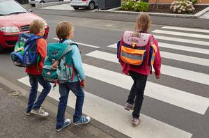 Schulweg-Verkehrserziehung-Klasse-1-Grundschule-Verkehrssicherheit