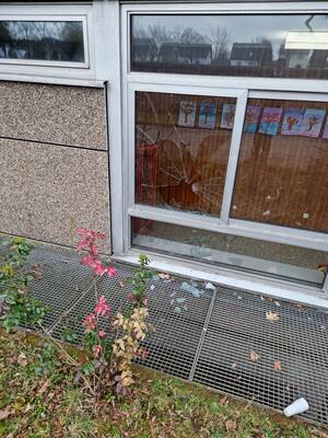 Vandalismus Fenster Schule