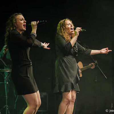 Sandra und Myriam on stage
