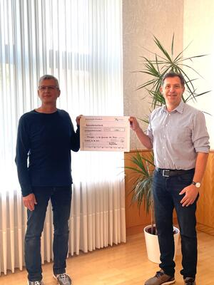 Wehfr&uuml;hrer und B&uuml;rgermeister Scheck&uuml;bergabe