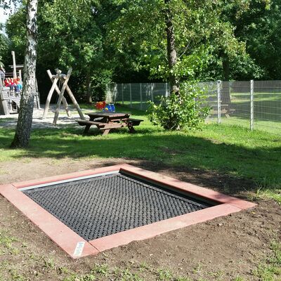 Trampolin Spielplatz Freibad - gs