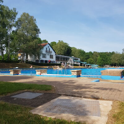 Ansicht Freibad von Wiese hinter Sprungturm nh