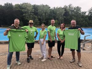 Badteam mit neuen Shirts
