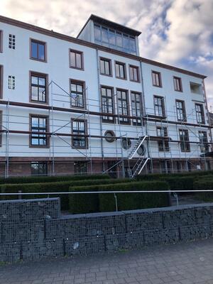Rathaus mit Ger&uuml;st von rechts