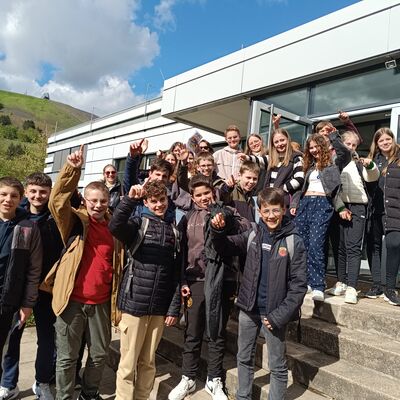 Sch&uuml;ler vor Turnhalle