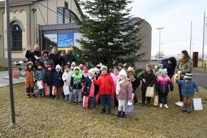 Leuchtender bunter Tannenbaum und funkelnde Kinderaugen