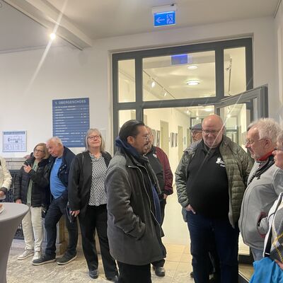 Vernissage Silberhaar_G&auml;ste im Foyer