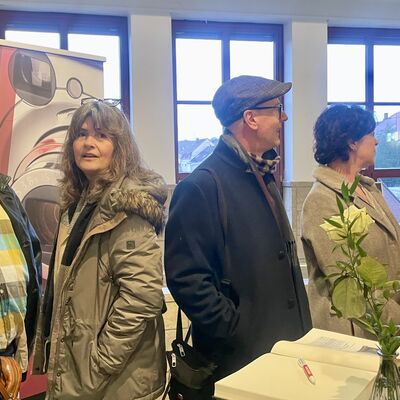 Vernissage Silberhaar_G&auml;ste und Models im Foyer