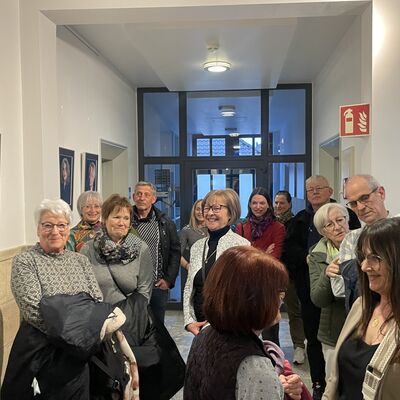 Vernissage Silberhaar_G&auml;ste im Foyer