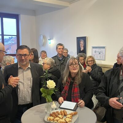 Vernissage Silberhaar_G&auml;ste und Fotografen im Foyer