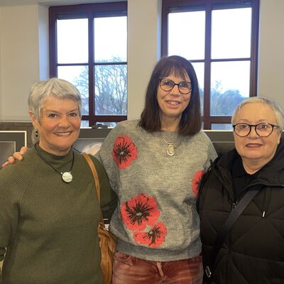 Vernissage Silberhaar_Adrienne mit Freundinnen