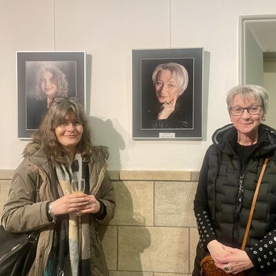 Vernissage Silberhaar_Models vor Portraits