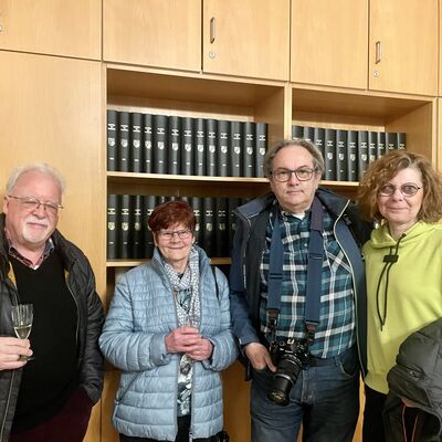 Vernissage Silberhaar_G&auml;ste im Trauzimmer