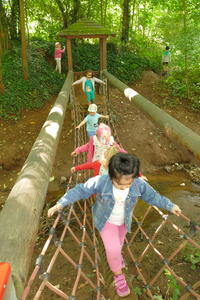 Hängebrücke im Park mit Kindern