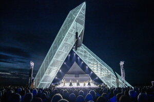 Das Saarpolygon als beeindruckender Teil der Kulisse bei den Opernfestspielen &raquo;Die Zauberfl&ouml;te&laquo; 2024 und 2025.