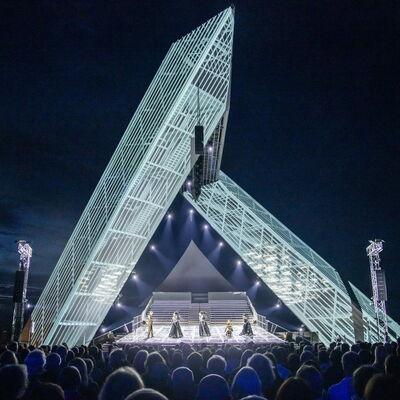 Das Saarpolygon als beeindruckender Teil der Kulisse bei den Opernfestspielen &raquo;Die Zauberfl&ouml;te&laquo; 2024 und 2025.