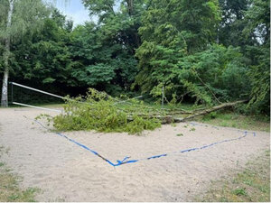 Sturmschaden im Schwimmbad nach Gewitterzelle &uuml;ber der Gemeinde